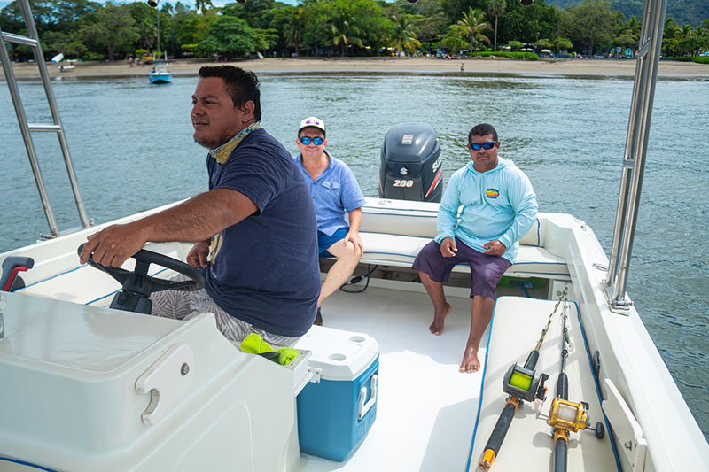 Charters de pesca en Papagayo en el barco pesquero Macarela Fishing charters in Papagayo on the fishing boat Macarela